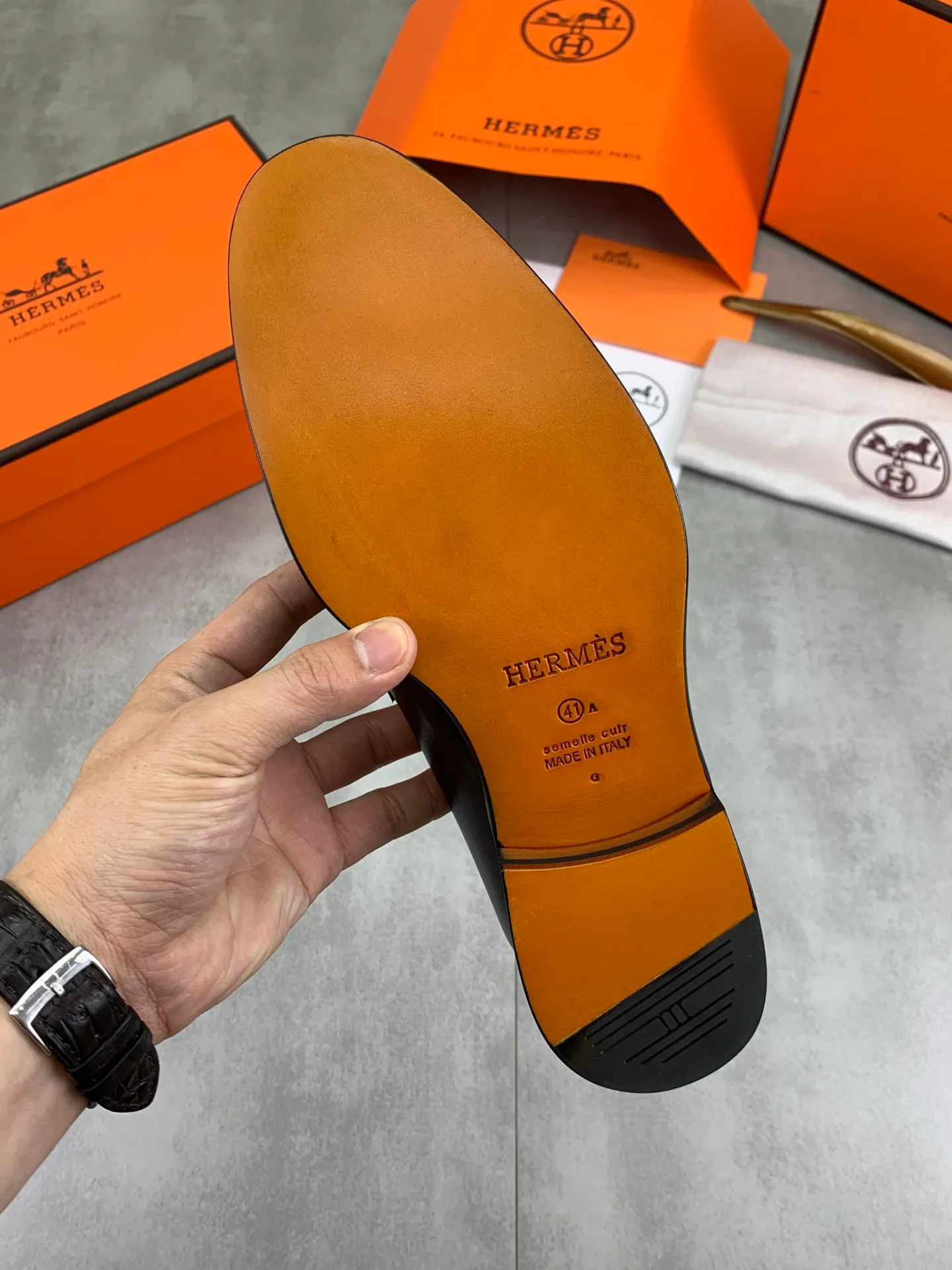Factory price P980 💰💎💎💎 Original genuine leather outsole Brand: Hermès Grade: Same as the official website Original quality materials: Original soft calfskin Water-dyed cowhide lining Original Italian genuine leather outsole Style categories: Men's fashion Formal casual leather shoes Slip-on men's shoes series Young fashion European and American trends British style Code number: 39-45 (38.46 can be customized)